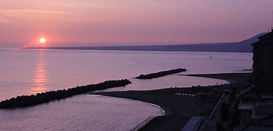 大浴場からみた朝日（初夏）